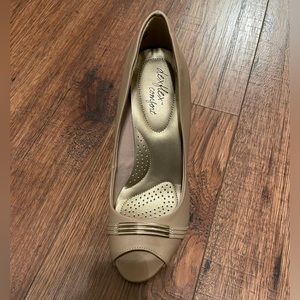 Women’s tan heels